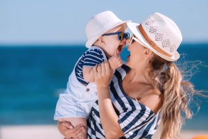 Mamma e bambino al mare sorridenti