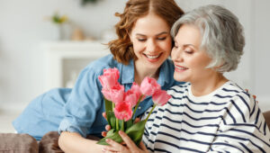 Donna matura e figlia sorridenti, simbolo del sostegno tra generazioni nella menopausa