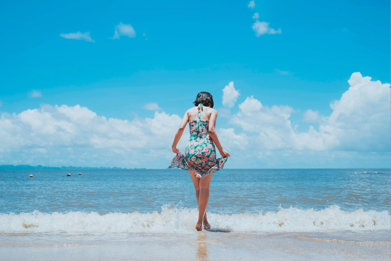 ragazza al mare in estate, simbolo di benessere femminile